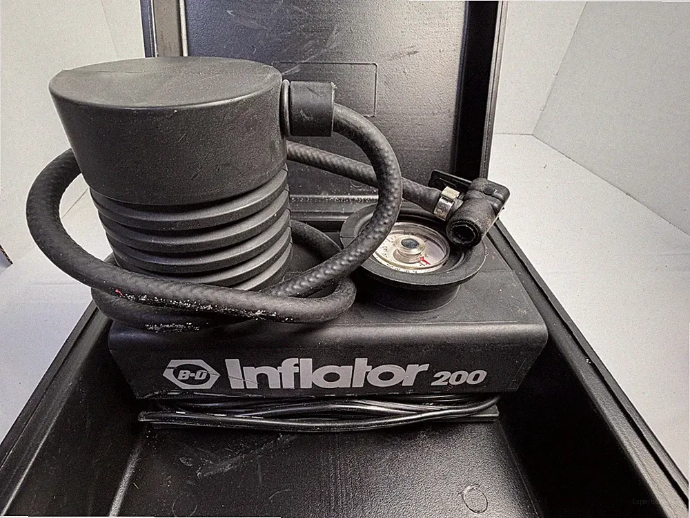 Black & Decker Inflator 200 9517 12V Air Compressor w Case Untested